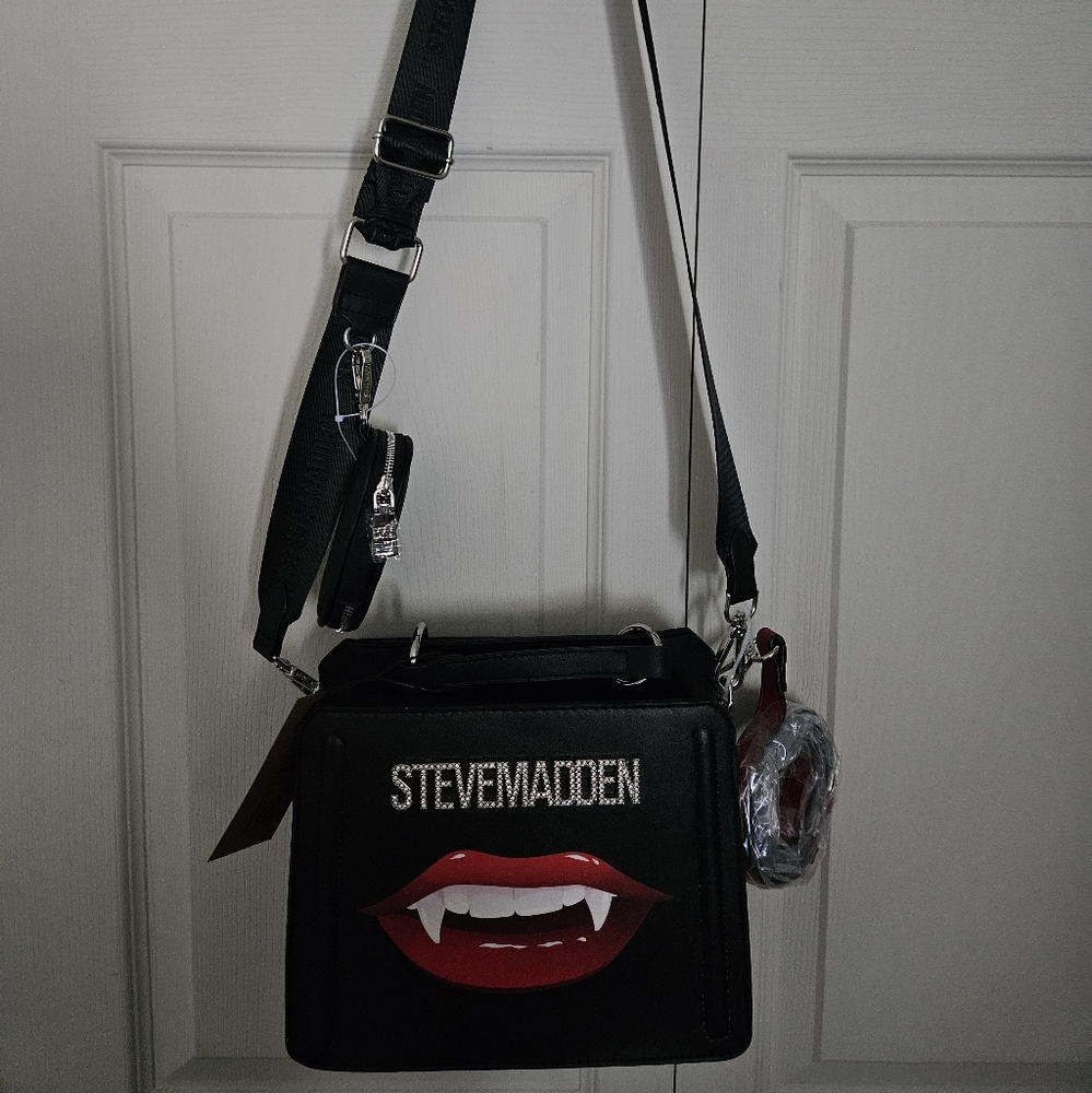 NWT- STEVE MADDEN VAMPIRE FANG LIPS BEVELYN SATCHEL💋